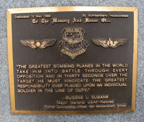 WORLD WAR II BOMBARDIERS WAR MEMORIAL PLAQUE
