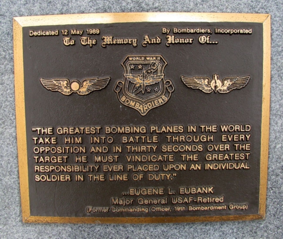 WORLD WAR II BOMBARDIERS WAR MEMORIAL PLAQUE
