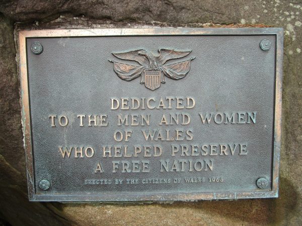 DEDICATED TO THE MEN AND WOMEN OF WALES MEMORIAL PLAQUE