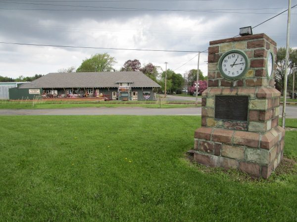HOLLEY WORLD WAR II MEMORIAL CLOCK