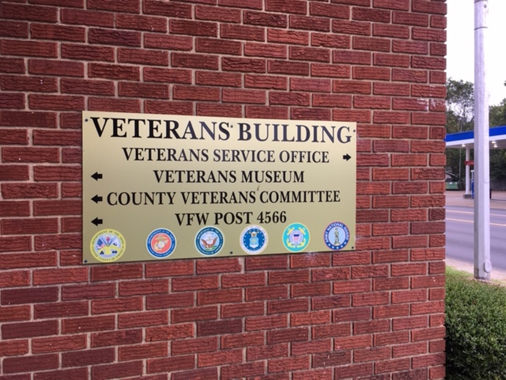 CROSS COUNTY VETERANS MEMORIAL BUILDING PLAQUE
