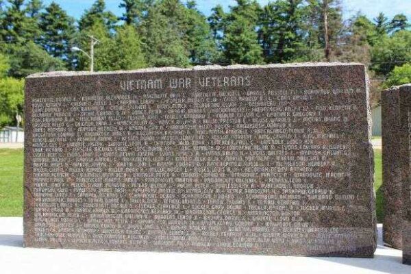 MENOMINEE INDIAN WAR VETERANS MEMORIAL HONOR ROLL STONE G