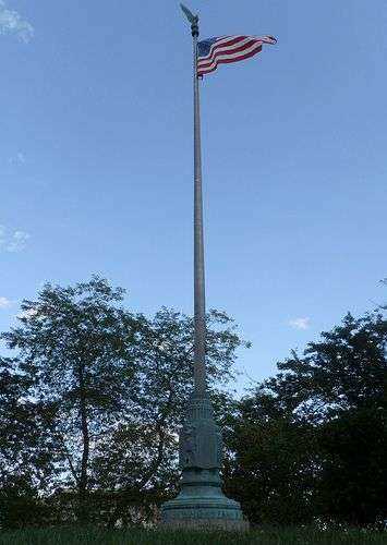 MILWAUKEE WORLD WAR I MEMORIAL FLAG POLE