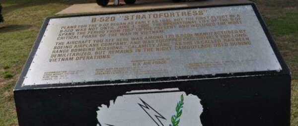 B-52D “STRATOFORTRESS” MEMORIAL AIRCRAFT PLAQUE