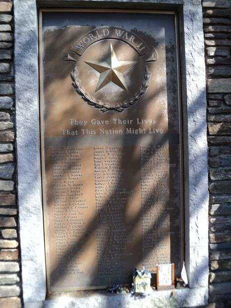 NEW LONDON WAR MEMORIAL WORLD WAR II PLAQUE