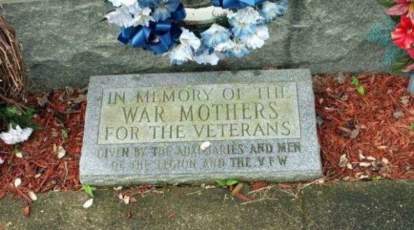 IN MEMORY OF THE WAR MOTHERS MEMORIAL