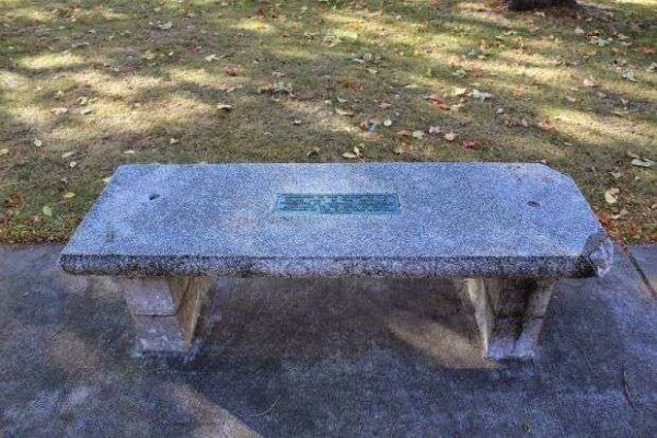 TO THE MEMORY OF THE G.A.R. MEMORIAL BENCH