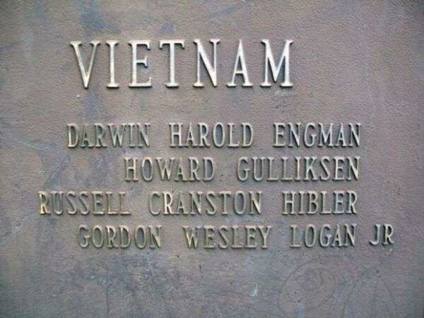 IN MEMORIAM LEST WE FORGET WAR MEMORIAL PLAQUE C