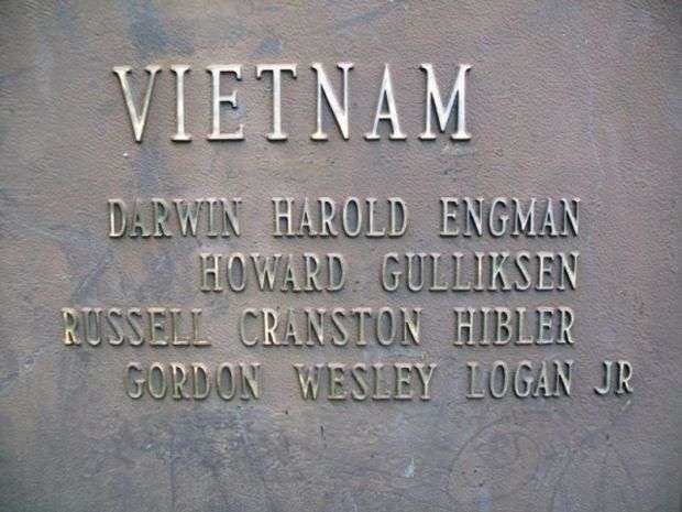 IN MEMORIAM LEST WE FORGET WAR MEMORIAL PLAQUE C