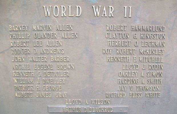 IN MEMORIAM LEST WE FORGET WAR MEMORIAL PLAQUE A