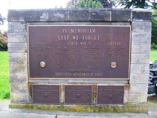 IN MEMORIAM LEST WE FORGET WAR MEMORIAL