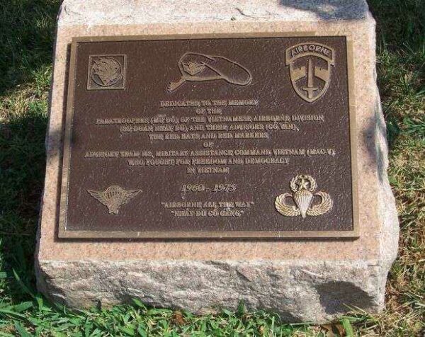 VIETNAMESE AIRBORNE DIVISION AND THEIR ADVISORS