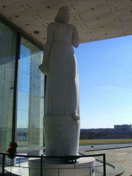 VIRGINIA WAR MEMORIAL STATUE OF MEMORY