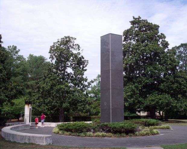 VIETNAM WAR MONUMENT PLAZA