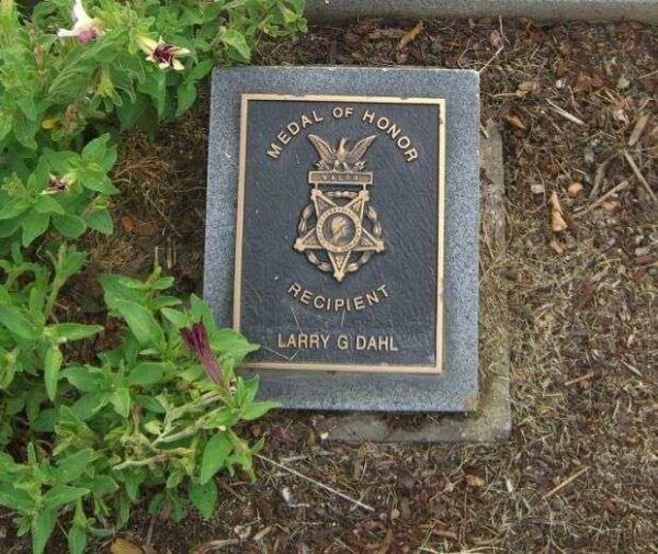 LARRY G. DAHL MEDAL OF HONOR MEMORIAL PLAQUE