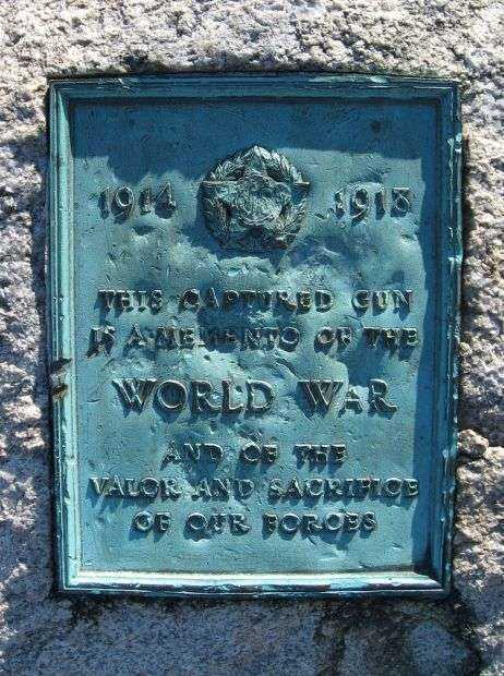 THIS CAPTURED GUN WAR MEMORIAL PLAQUE