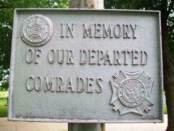 IN MEMORY OF OUR DEPARTED COMRADES MEMORIAL PLAQUE