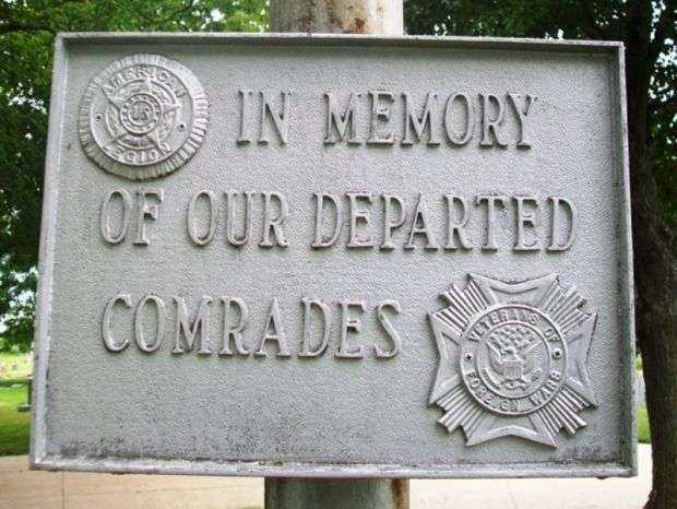 IN MEMORY OF OUR DEPARTED COMRADES MEMORIAL PLAQUE