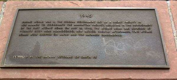 WORLD WAR II 1945 MEMORIAL PLAQUE