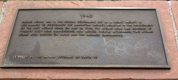 WORLD WAR II 1945 MEMORIAL PLAQUE