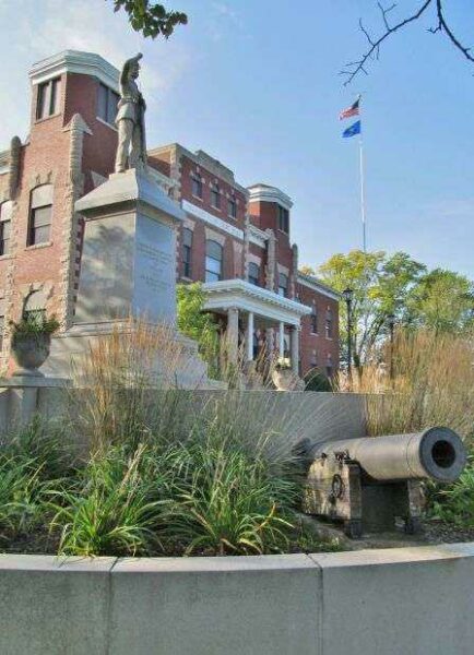 KEWAUNEE COUNTY CIVIL WAR AND CUBAN VETERANS MEMORIAL WITH CANNON