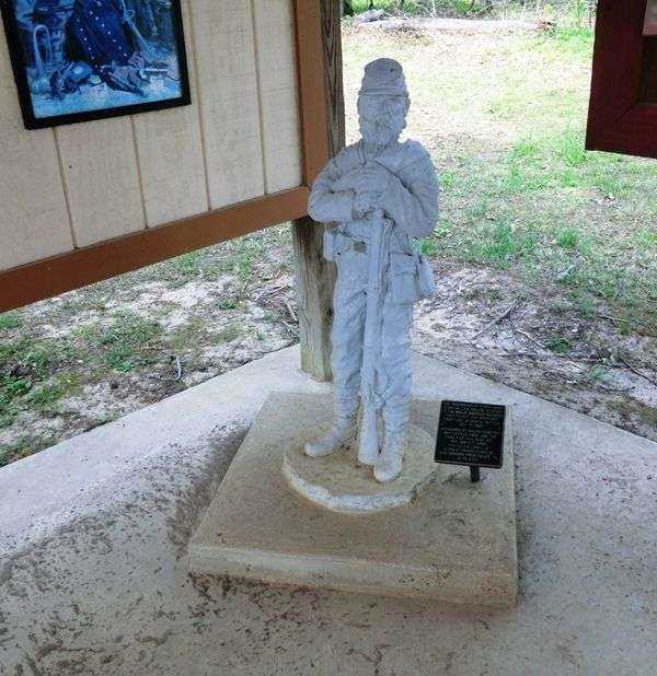 UNKNOWN SENTRY STANDS GUARD WAR MEMORIAL