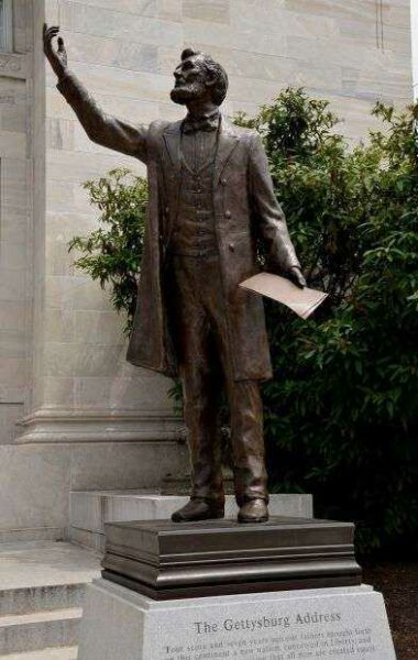 THE GETTYSBURG ADDRESS AND ABRAHAM LINCOLN MEMORIAL STATUE