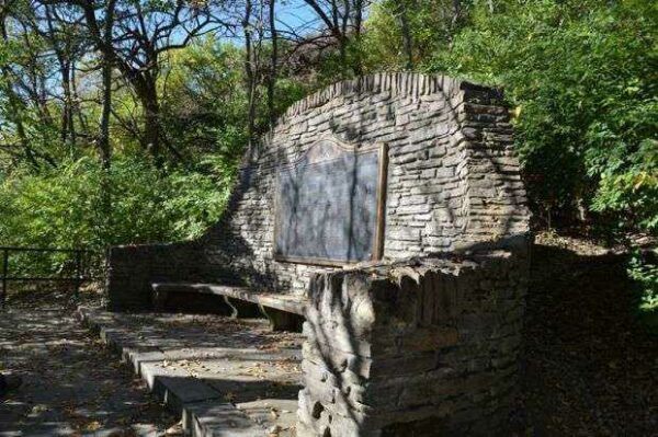 BATTERY F, 136TH FIELD ARTILLERY, A.E.F. MEMORIAL