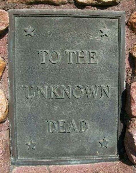TO THE UNKNOWN DEAD WAR MEMORIAL PLAQUE