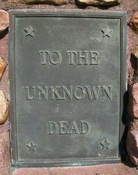 TO THE UNKNOWN DEAD WAR MEMORIAL PLAQUE