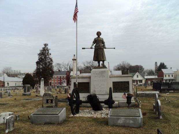 MOLLY PITCHER REVOLUTIONARY WAR MEMORIAL WITH CANNON