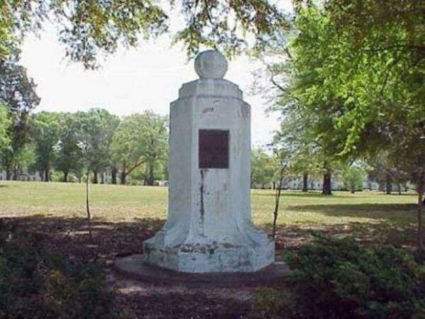 DAUGHTERS OF THE AMERICAN REVOLUTION MEMORIAL