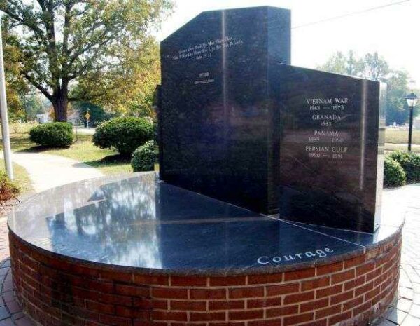 BELTON WAR VETERANS MEMORIAL BACK RIGHT
