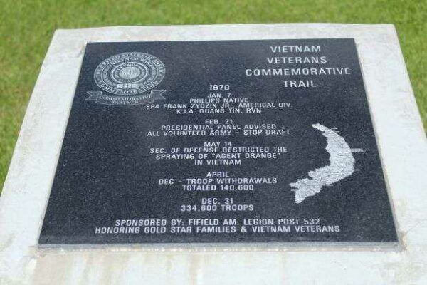 FIFIELD VIETNAM VETERANS COMMERATIVE TRAIL 1970 MEMORIAL PLAQUE