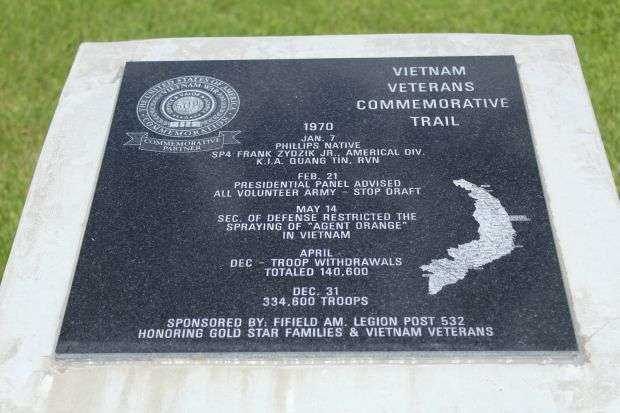 FIFIELD VIETNAM VETERANS COMMERATIVE TRAIL 1970 MEMORIAL PLAQUE