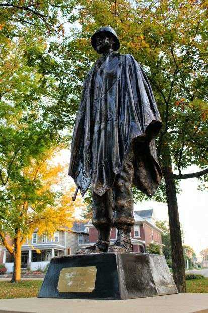 PLATTEVILLE VETERANS HONOR ROLL MEMORIAL STATUE D