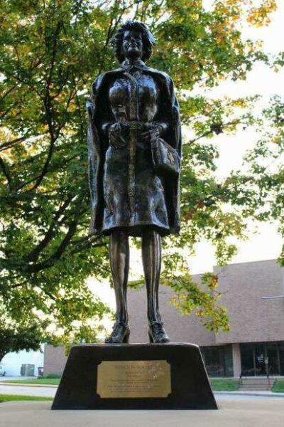 PLATTEVILLE VETERANS HONOR ROLL MEMORIAL STATUE A