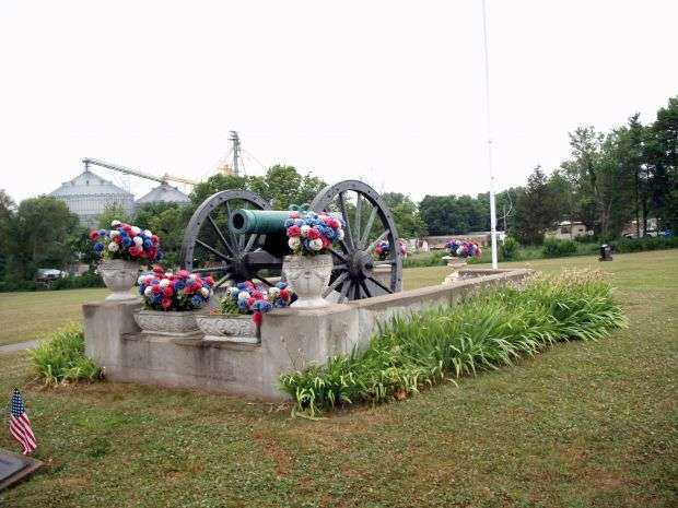 IN MEMORY OF HEROES 1861-1865 WAR MEMORIAL CANNON