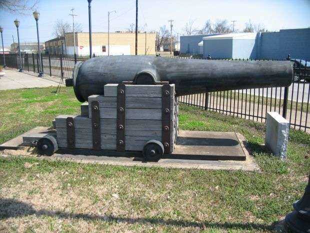 DUNCAN WAR MEMORIAL CANNON