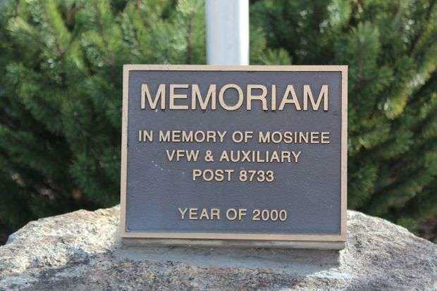 IN MEMORY OF MOSINEE VFW & AUXILIARY POST 8733 FLAGPOLE PLAQUE