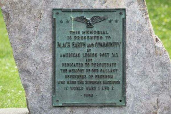 BLACK EARTH AND COMMUNITY WORLD WARS 1 AND 2 MEMORIAL PLAQUE