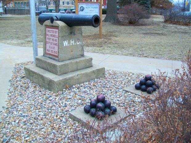 WILL WENDALL POST NO. 46 G.A.R. CIVIL WAR MEMORIAL CANNON