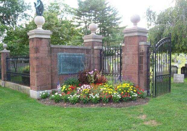 SIMSBURY CIVIL WAR MEMORIAL GATE