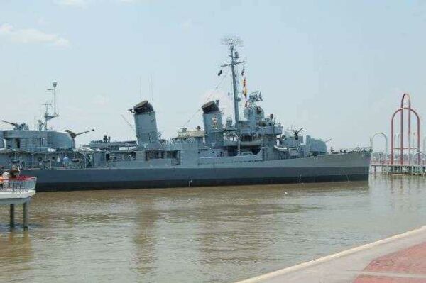 U.S.S. KIDD DD661 NAVAL SHIP WAR MEMORIAL