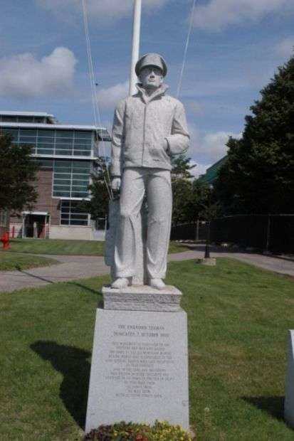 THE UNKNOWN SEAMEN MEMORIAL