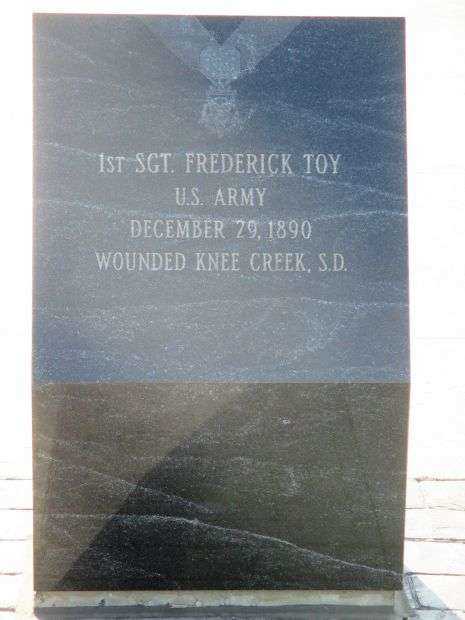 NIAGARA FALLS VETERANS MEMORIAL MEDAL OF HONOR STONE E