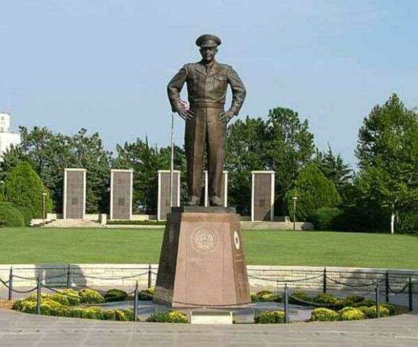 THE EISENHOWER LIBRARY MEMORIAL STATUE