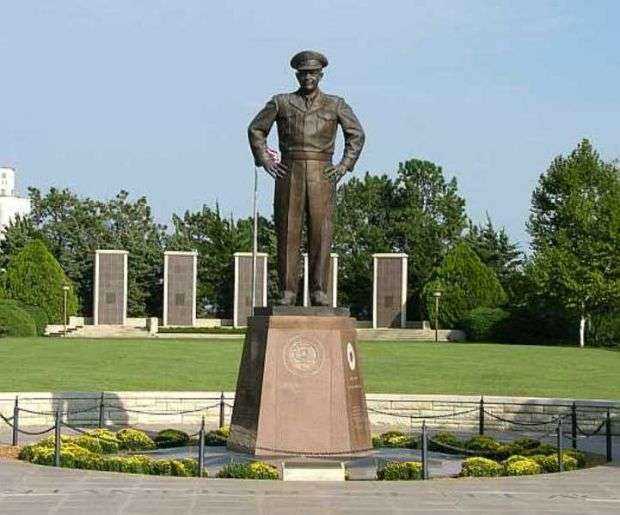 THE EISENHOWER LIBRARY MEMORIAL STATUE