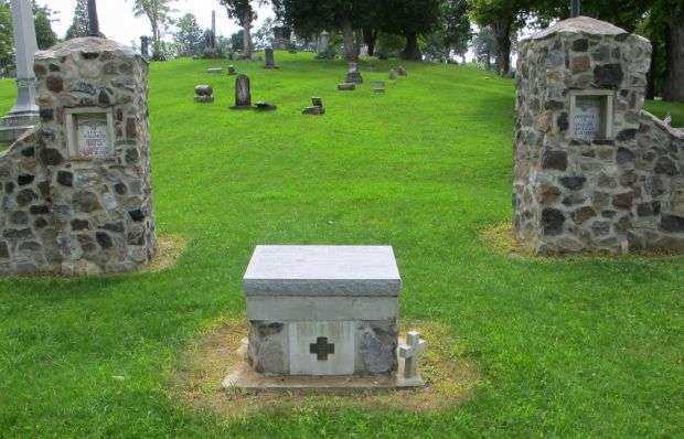 MAPLE GROVE CEMETERY SPANISH AMERICAN WAR MEMORIAL