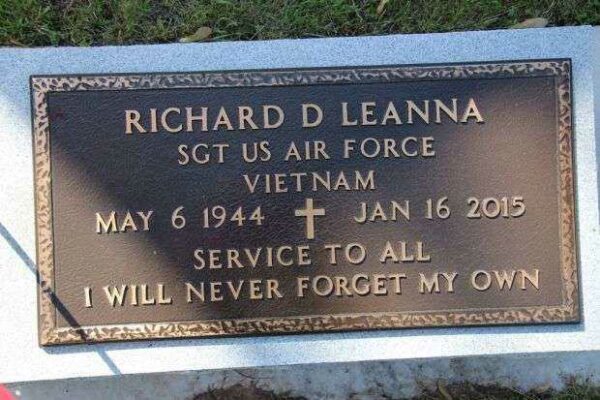 RICHARD D LEANNA MEMORIAL CEMETERY STONE